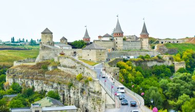 Kamianets-Podilskyi, Ukrayna-5 Ağustos 2017: Kamianets-Podilskyi Kalesi arka planda Ukrayna turist.