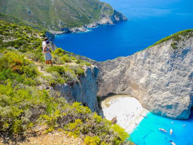 Batık koyu arka plan, Zakynthos Island, Yunanistan clifff kenarında turist oteller.