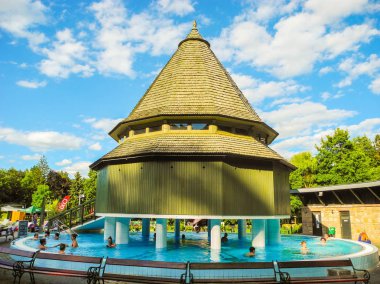 Miskolc, Macaristan - 2 Temmuz 2018: Havuzları, mağara termal banyo Miskolc-Tapolca.
