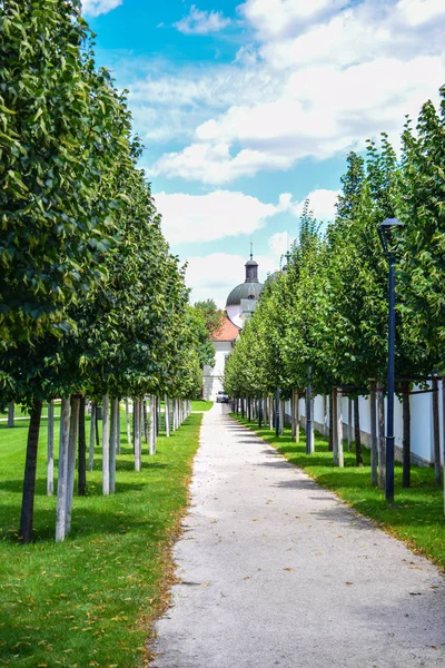 匈牙利戈多洛皇宫附近伊丽莎白时代公园的小巷 — 图库照片