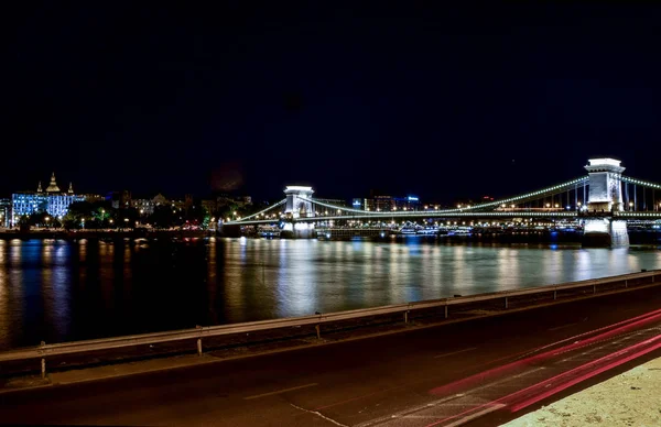 ブダペスト鎖橋の美しい夜の景観 — ストック写真
