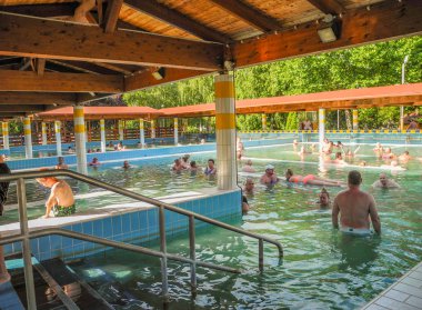 Zalakaros, Macaristan - 4 Haziran 2018: Tatilcilerin Granit Spa ve macera banyosu termal havuz.