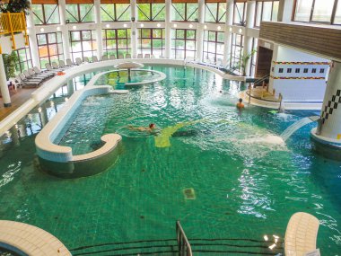 Zalakaros, Macaristan - 4 Temmuz 2018: Tatilcilerin Granit Spa ve macera banyo havuz.