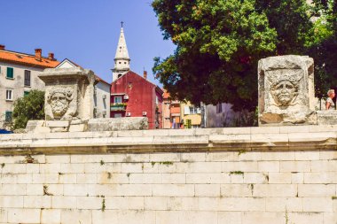 Zadar, Hırvatistan - 6 Temmuz 2018: Cityscape ve Zadar eski şehir mimarisi.