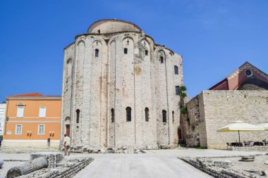 Zadar, Hırvatistan - 6 Temmuz 2018: Cityscape ve Zadar eski şehir mimarisi.