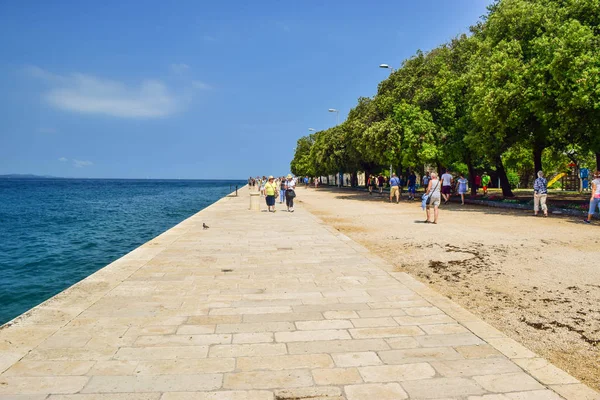 Zadar, Hırvatistan - 6 Temmuz 2018: Zadar sahildeki turist.