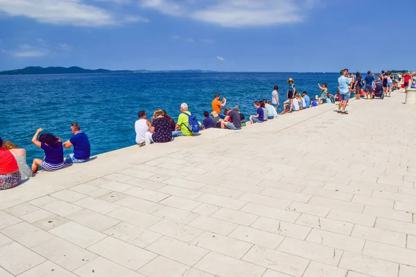 Zadar Croatia July 2018 Tourists Listen Music Sea Organ Promenade — Stock Photo, Image