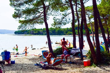 Pakostane, Hırvatistan - 6 Temmuz 2018: Sahilde tatil.