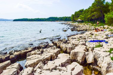 Pakostane, Hırvatistan - 6 Temmuz 2018: Sahilde tatil.