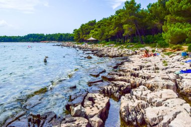 Pakostane, Hırvatistan - 6 Temmuz 2018: Sahilde tatil.
