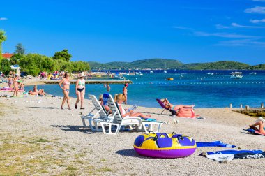 Srima, Hırvatistan - 08 Temmuz 2018: Tatilcilerin sıcak güneşli bir plaj.