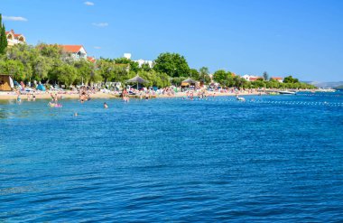 Srima, Hırvatistan - 08 Temmuz 2018: Tatilcilerin sıcak güneşli bir plaj.