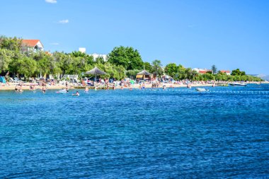 Srima, Hırvatistan - 08 Temmuz 2018: Tatilcilerin sıcak güneşli bir plaj.