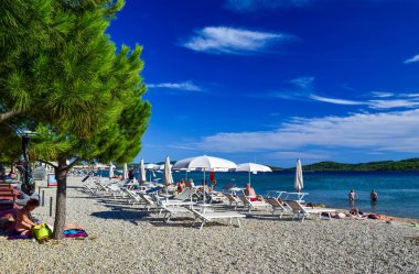 Srima, Hırvatistan - 08 Temmuz 2018: Tatilcilerin bir güzel çakıl plaj.