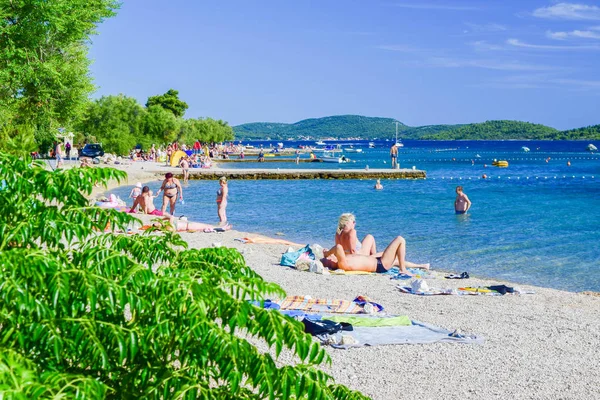 Srima Chorwacja Lipca 2018 Urlopowiczów Plaży Ciepły Słoneczny Dzień — Zdjęcie stockowe