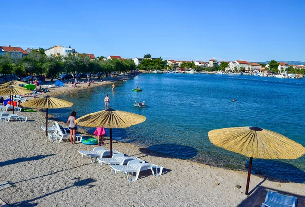 Srima Chorwacja Lipca 2018 Urlopowiczów Plaży Ciepły Słoneczny Dzień — Zdjęcie stockowe