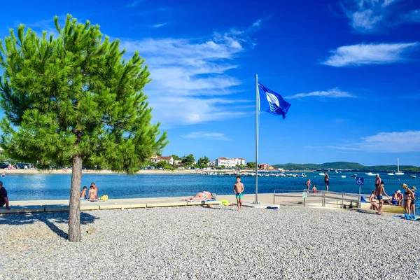Srima Chorwacja Lipca 2018 Urlopowiczów Piękną Niebieską Flagą — Zdjęcie stockowe