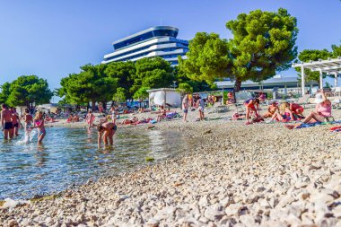 Vodice, Hırvatistan - 7 Temmuz 2018: Tatilcilerin güzel çakıl plaj.