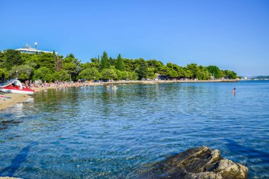 Vodice, Hırvatistan - 7 Temmuz 2018: Tatilcilerin güzel çakıl plaj.