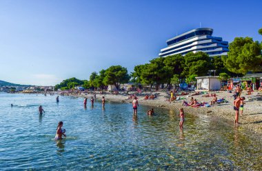 Vodice, Hırvatistan - 7 Temmuz 2018: Tatilcilerin güzel çakıl plaj.