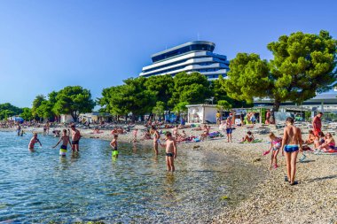 Vodice, Hırvatistan - 7 Temmuz 2018: Tatilcilerin güzel çakıl plaj.