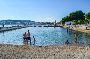 Vodice, Hırvatistan - 7 Temmuz 2018: Tatilcilerin güzel çakıl plaj.