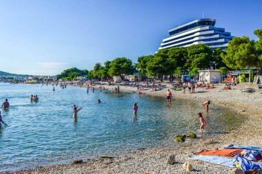 Vodice, Hırvatistan - 7 Temmuz 2018: Tatilcilerin güzel çakıl plaj.
