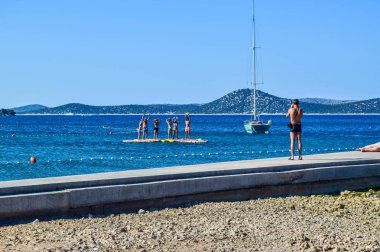 Vodice, Hırvatistan - 9 Temmuz 2018: Aqua yoga dersleri, Grup.