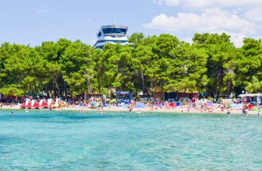 Vodice, Hırvatistan - 10 Temmuz 2018: Tatilcilerin güzel çakıl plaj.