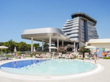 Vodice, Hırvatistan - 10 Temmuz 2018: Olympia Sky Hotel havuz yakın tatil.