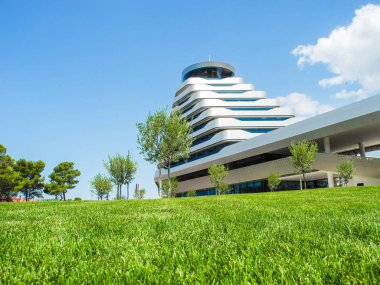 Vodice, Hırvatistan - 9 Temmuz 2018: Olympia gökyüzü otel binası.