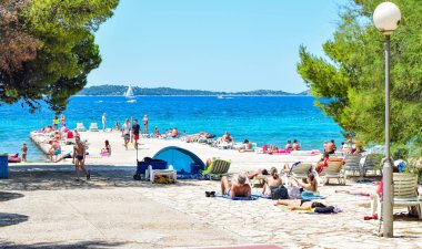 Vodice, Hırvatistan - 10 Temmuz 2018: Tatilcilerin güzel sahilde.