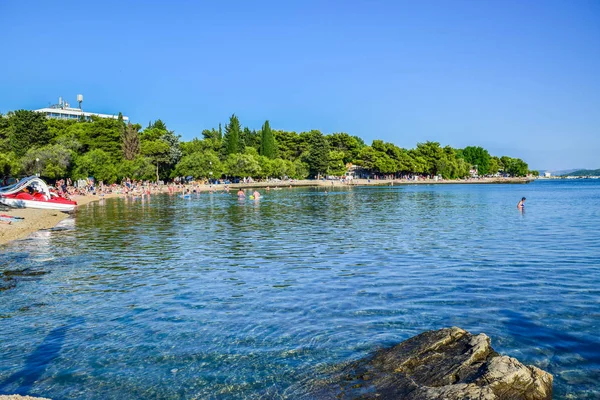 Vodice Kroatië Juli 2018 Vakantiegangers Het Prachtige Kiezelstrand — Stockfoto