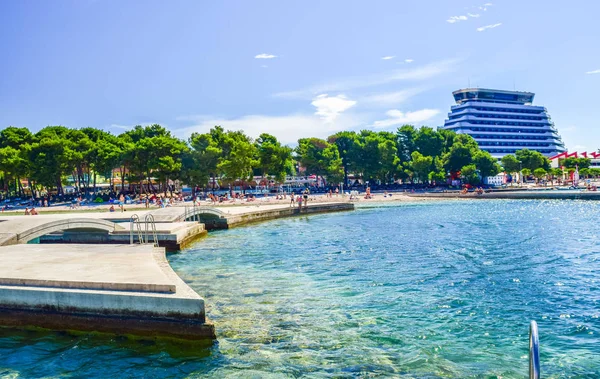 Vodice Croazia Luglio 2018 Vacanze Sulla Bellissima Spiaggia Ghiaia — Foto Stock