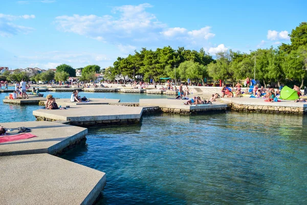 Vodice Croacia Julio 2018 Los Turistas Hermosa Playa Guijarros —  Fotos de Stock