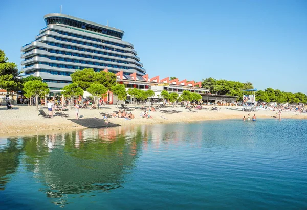 Vodice Croazia Luglio 2018 Vacanze Sulla Bellissima Spiaggia Ghiaia — Foto Stock