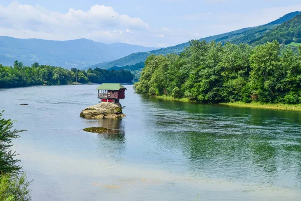 Sırbistan 'ın Bajina Basta kentindeki Drina Nehri Evi.