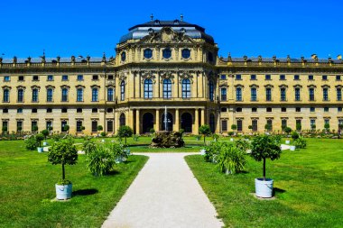 Wurzburg, Almanya - 4 Temmuz 2019: 18. yüzyıl barok sarayı Wurzburg Sarayı ve onun Court Gardens 'ı şehrin ve UNESCO' nun Dünya Mirası 'nın ana manzarasıdır. Bina yeniden inşa edildi.