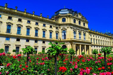 Wurzburg, Almanya - 4 Temmuz 2019: Bahçeden şehrin ve UNESCO Dünya Mirası 'nın ana manzarası olan Barok Sarayı Wurzburgr Konutu' na bakın. Bina yeniden inşa edildi..