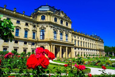 Wurzburg, Almanya - 4 Temmuz 2019: Bahçeden şehrin ve UNESCO Dünya Mirası 'nın ana manzarası olan Barok Sarayı Wurzburgr Konutu' na bakın. Bina yeniden inşa edildi..