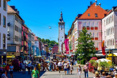 Wurzburg, Almanya - 4 Temmuz 2019: Wuzburg yaz şehri. Eski şehrin merkezinde, katedrali ve belediye binası olan bir sokakta yaşayan turistler. Wurzburg, Afrika kıtasında bulunan bir şehirdir..