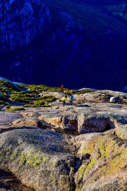 Ünlü Kjeragbolten yolu üzerindeki zincirler turistlerin dik kayalıklara tırmanmasına yardım ediyor. Kjeragbolten, Norveç 'in Forsand kentindeki Kierag Dağı' nda, Lysefjorden 'ın yukarısındaki iki dağ arasında sıkışmış bir kaya..