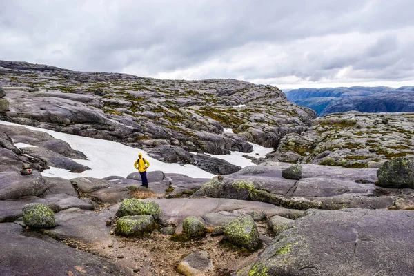 Turista Cestě Kjeragboltenu Úžasné Krajiny Norských Horách Kde Slavný Balvan — Stock fotografie