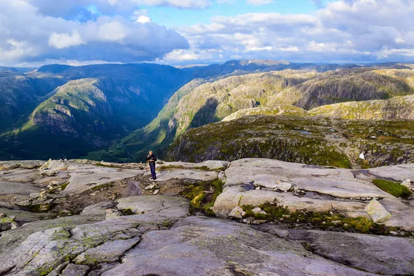 Turysta Drodze Kjeragbolten Niesamowite Krajobrazy Norweskich Gór Gdzie Słynny Głaz — Zdjęcie stockowe