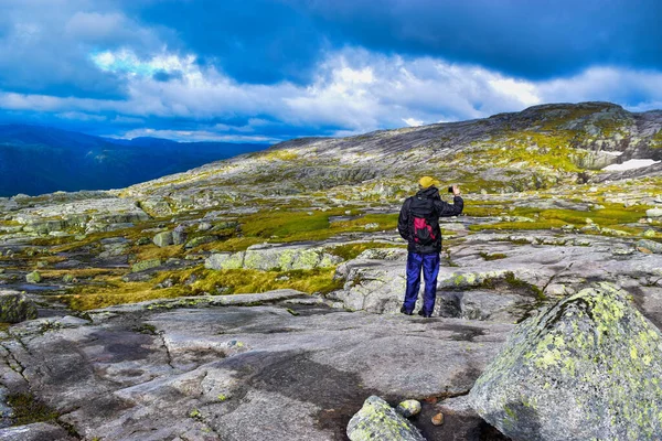Turista Camino Kjeragbolten Increíbles Paisajes Las Montañas Noruegas Donde Famosa —  Fotos de Stock