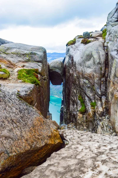 没有人见过著名的Kjeragbolten 世界上最危险的石头Kjeragbolten是位于挪威Kjerag山上Lysefjorden上空984米的岩石 — 图库照片