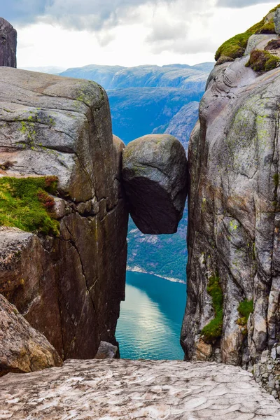 Nikt Krajobraz Słynnego Kjeragbolten Najniebezpieczniejszy Kamień Świecie Kjeragbolten Skała Która — Zdjęcie stockowe