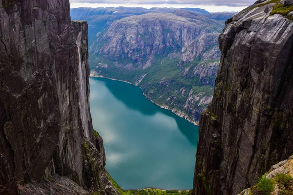 Vista Lysefjorden Través Una Grieta Entre Dos Acantilados 984 Metros — Foto de Stock