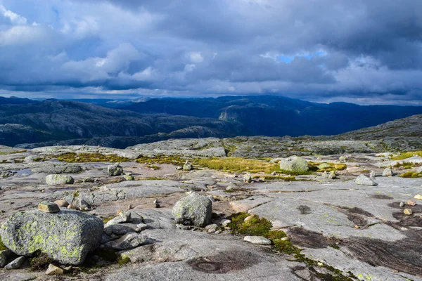 Camino Kjeragbolten Paisajes Las Montañas Noruegas Donde Famosa Roca Pegada —  Fotos de Stock