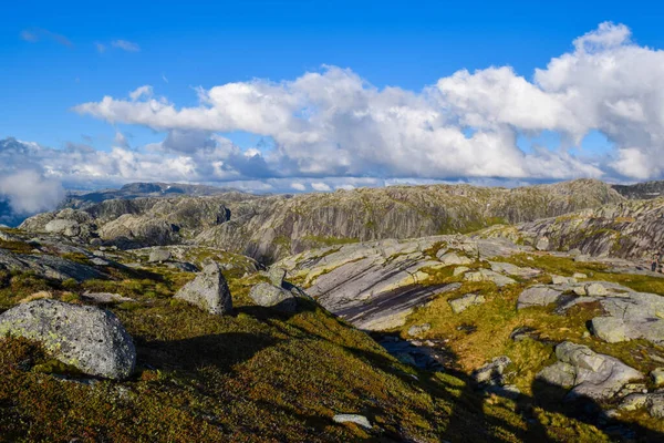 Hermosos Paisajes Las Montañas Noruegas Camino Kjeragbolten Piedra Más Peligrosa —  Fotos de Stock